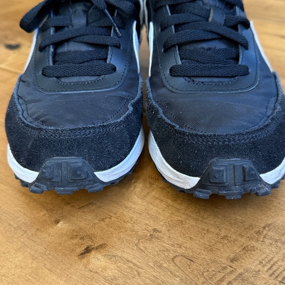 WOMEN'S NIKE WAFFLE DEBUT SNEAKERS- 9 - Picture 3 of 8